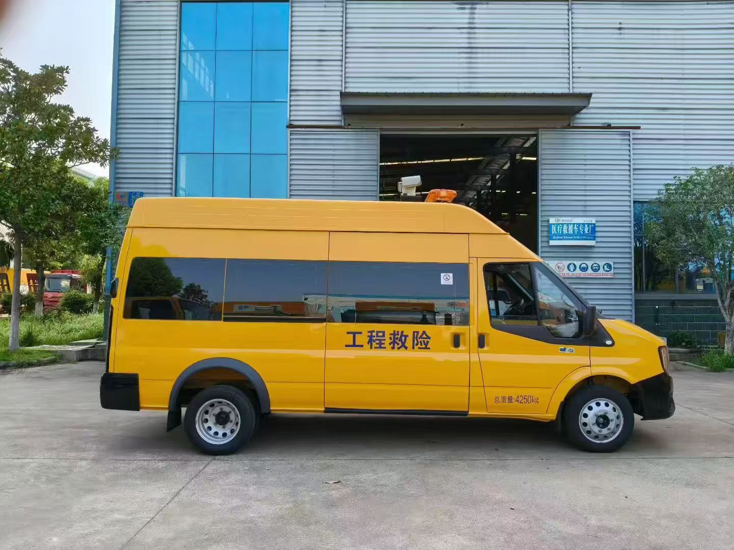 Высокопроизводительный спасательный грузовик для полевых операций High-Performance Rescue Truck for Field Operations