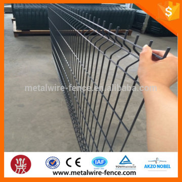 Galvanized wire mesh fence panels with posts