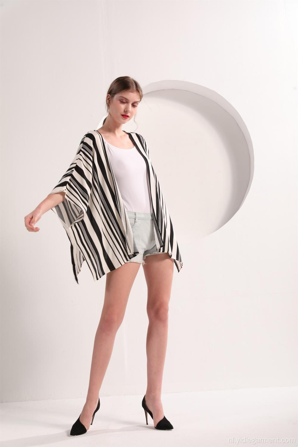 Zwart-witte gestreepte kimono met korte mouwen