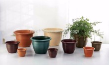 Round plastic flowerpots shiny colors