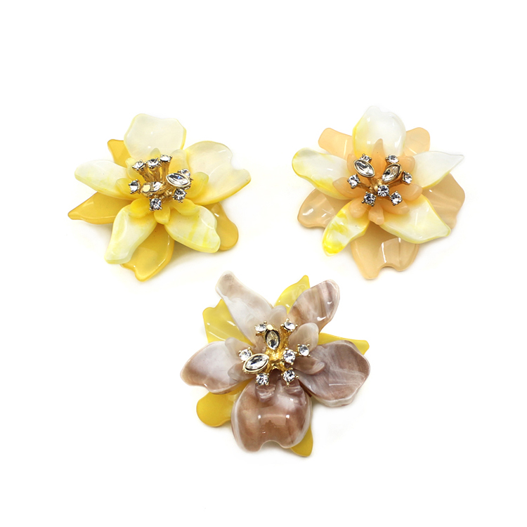 Manufacturers OEM Flower shape Resin Brooch women rhinestone brooches