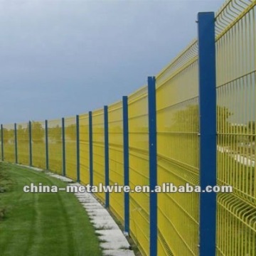 Easily assembled welded mesh panel fence