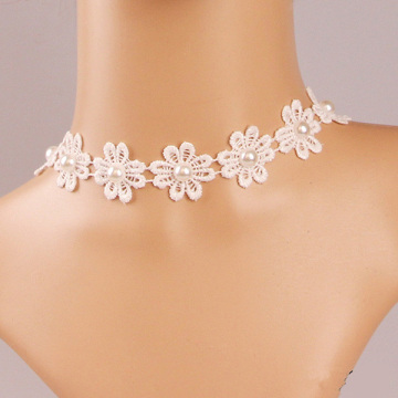 Contracted Lace Flower Modelling Pearl Necklace