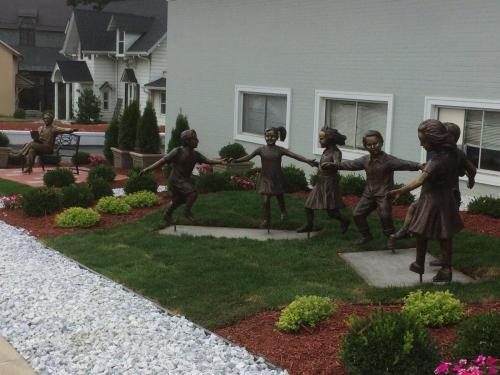 Bronze Enfants Hand in Hand Sculpture à vendre