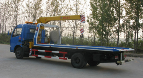 DONGFENG 4 x 2 tow truck wrecker