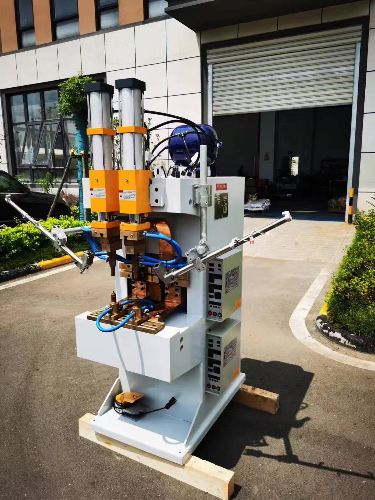 double head Spot welding machine with Automatic nut feeder (2) double head Spot welding machine with Automatic nut feeder (2)