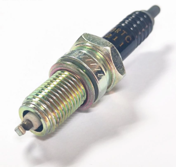 Platinum spark plug with good conductivity