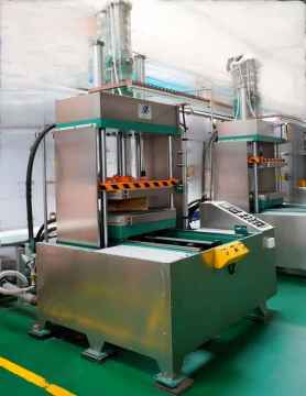 Servo hydraulic move-out pulp shaping machine