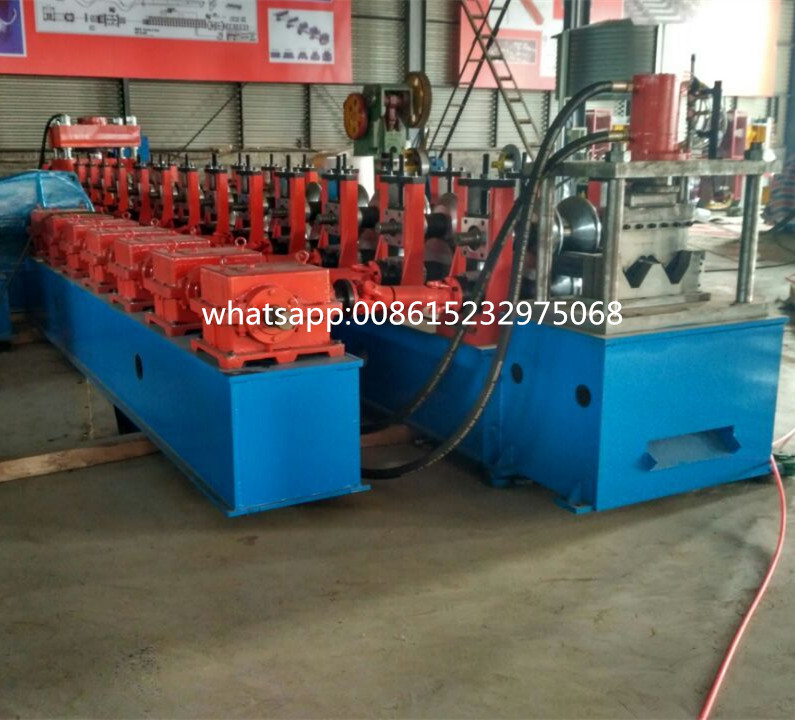 Fullautomatisk Metal Sheet Highway Guardrail Machine