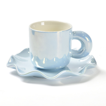 Tazón de té flores tazas de café y platillo