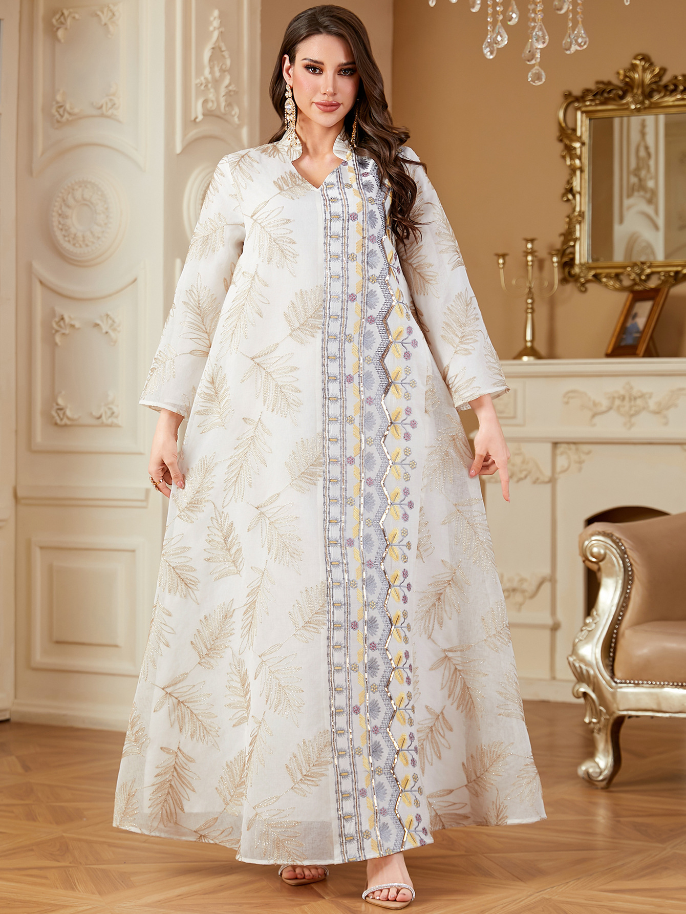 جزییات لباس عبای یقه وی دوزی شده Embroidered V Neck Abaya Dress Detail