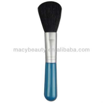 Wood handle blush brush