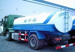 CHINA SINOTRUCK blue watering cart
