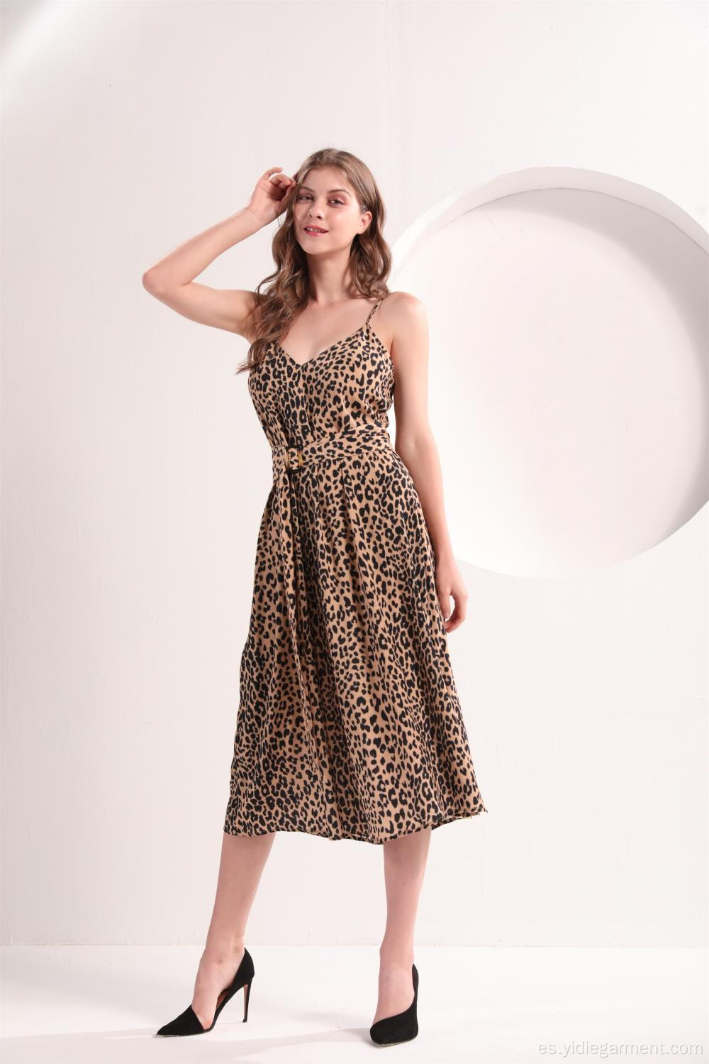 Vestido a media pierna con estampado de leopardo