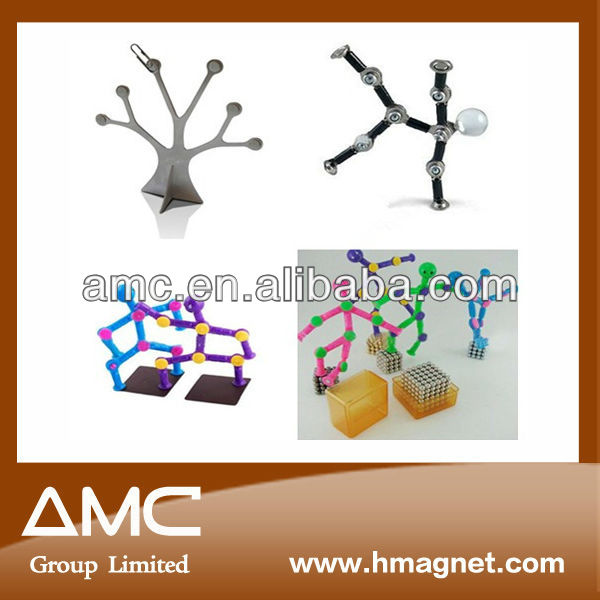 Magnetic plastic block toys