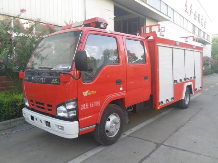 Isuzu 2ton ماء أو شاحنة إطفاء الرغوة