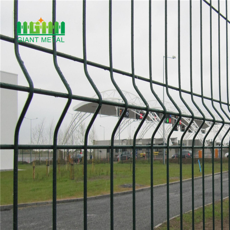 Welded wire mesh fence