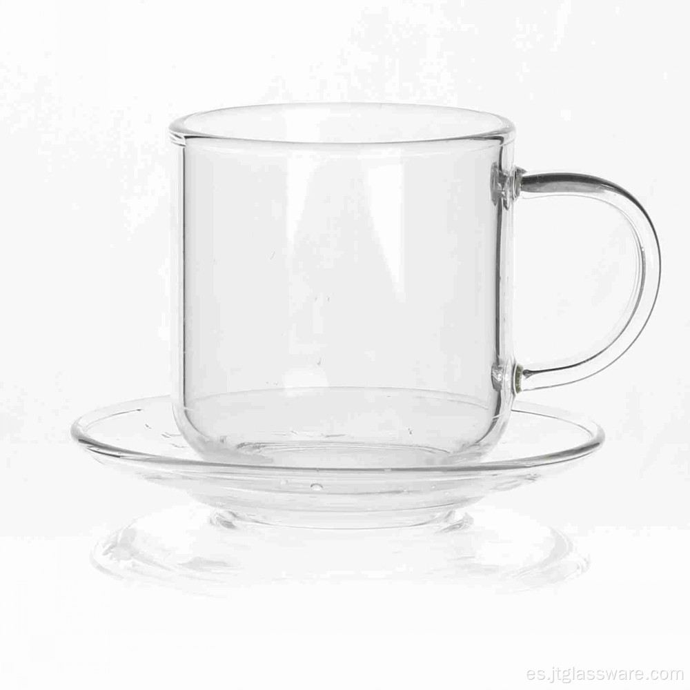 Tazas de vidrio de café caliente con platillo