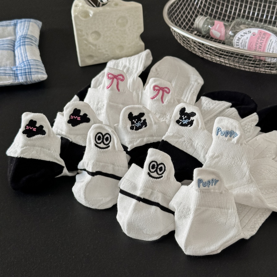 Ang mga medyas ng bangka na may mga pusa at aso