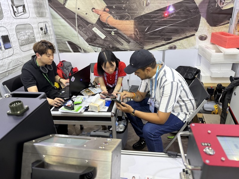 Chuke Intelligent brought its innovative marking machine to the 137th Canton Fair, and the first day of the exhibition was very popular!