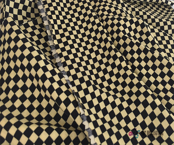 Fashionable Checkered Pattern Design 100% Rayon Woven Fabric (1)