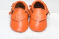 Promoción de zapatos de bebé de tela barata para estudio.