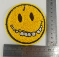 Desenho de remendo de Chenille de rosto amarelo sorriso grande