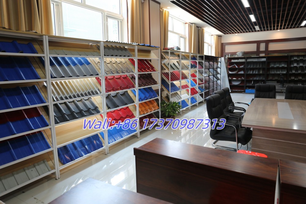 The automatic type-changing buckle wall panel machine