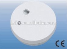 Photoeletric smoke detector with LED indicator
