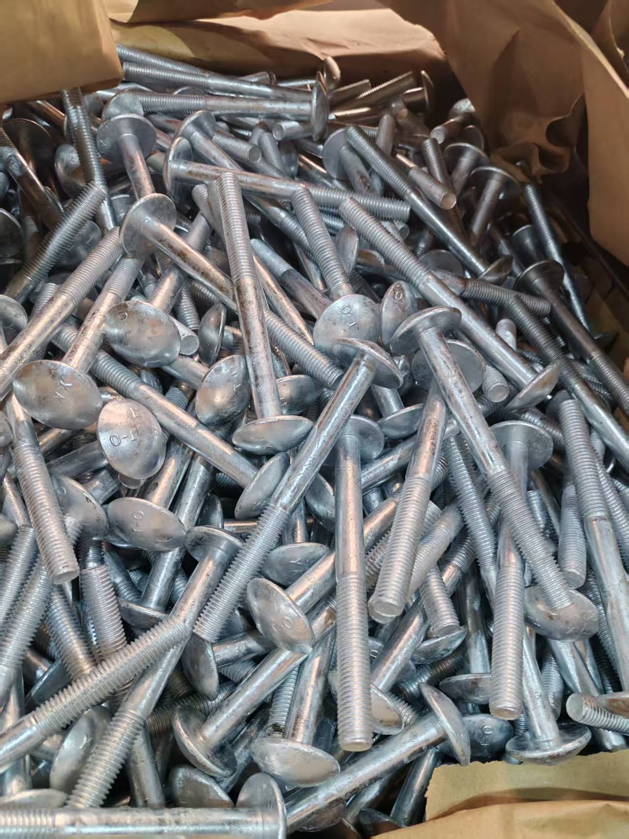 krokový šroub step bolt