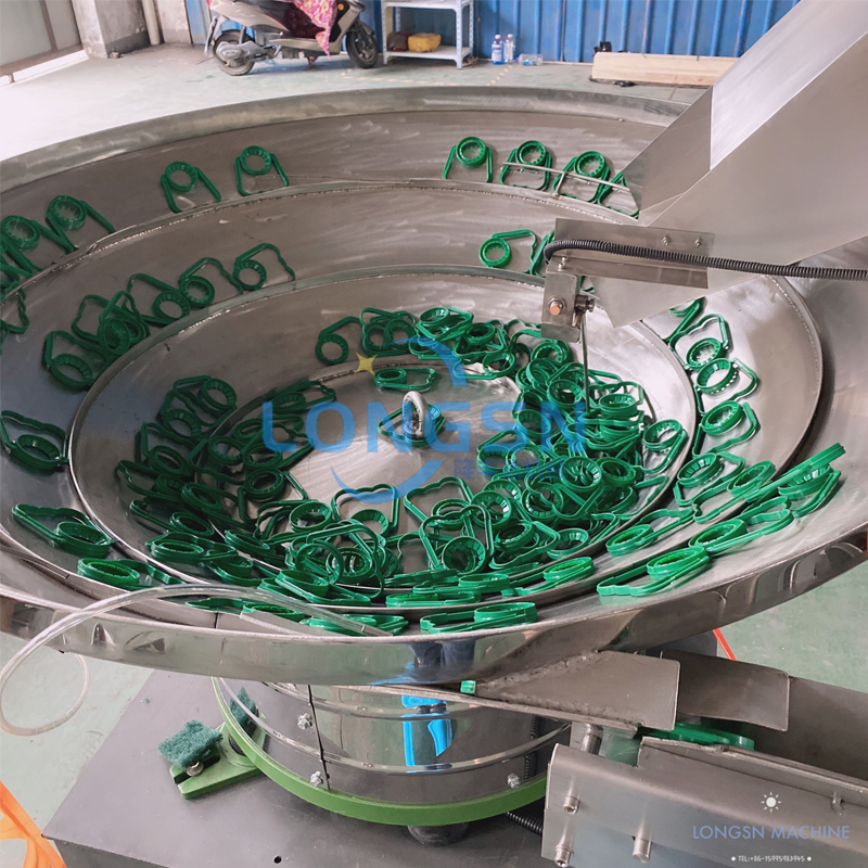 Fully automatic plastic water juice pet bottle handle ring lifting inserting machine handle applicator machine