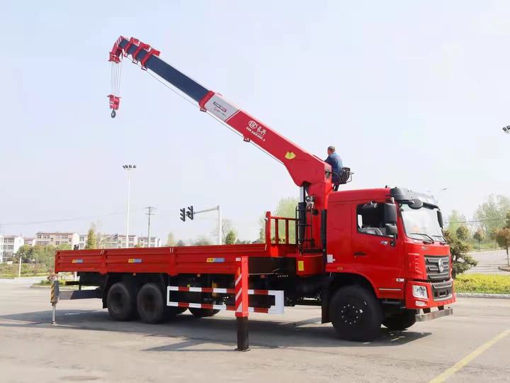 Dongfeng Telescopic Boom Crane للبيع