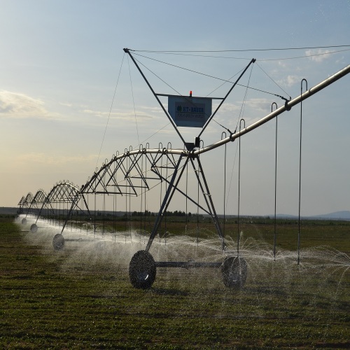Prós e contras do sistema de irrigação do pivô do centro agrícola