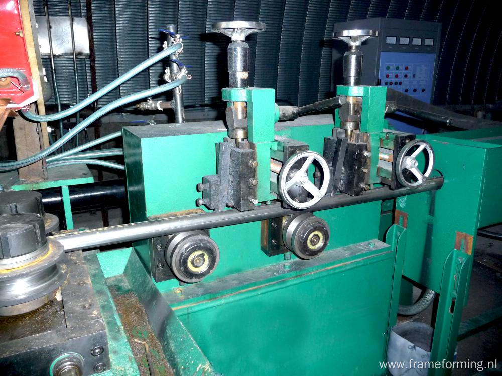 Cantilever style carbon steel pipe making machine