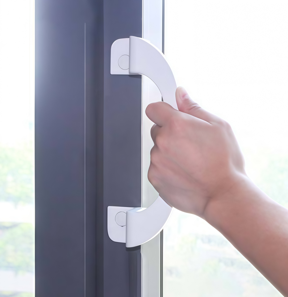 Puxador ergonómico branco montado num perfil de porta deslizante em alumínio escuro