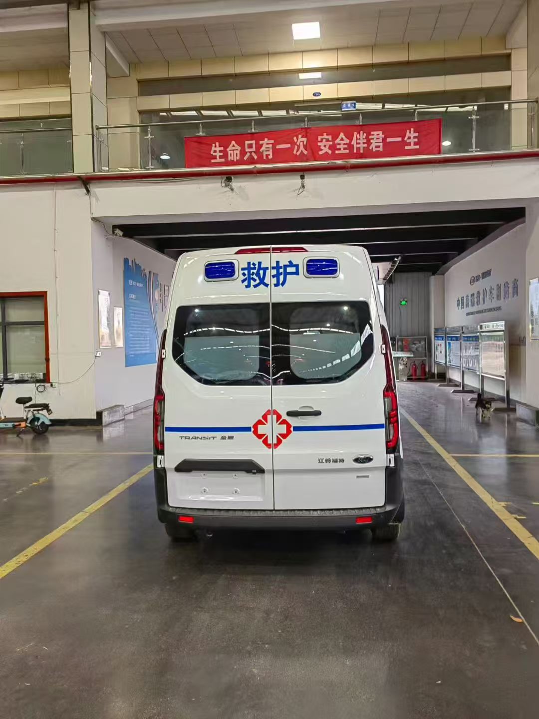 Современная машина скорой помощи для эффективной транспортировки пациентов Modern Ambulance for Efficient Patient Transport