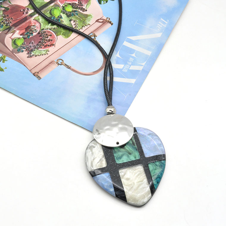 New design multicolor acrylic necklace for women stylish love heart pendant jewelry