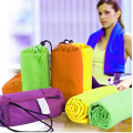 serviette en daim microfibre pour la plage de voyage de sport