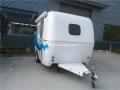 Mobiele camper reist naar huis trailer op promotie