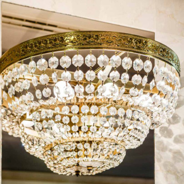 Projette la lumière du lustre en cristal en forme de fleur