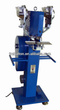 Auto snap fastener attaching machine