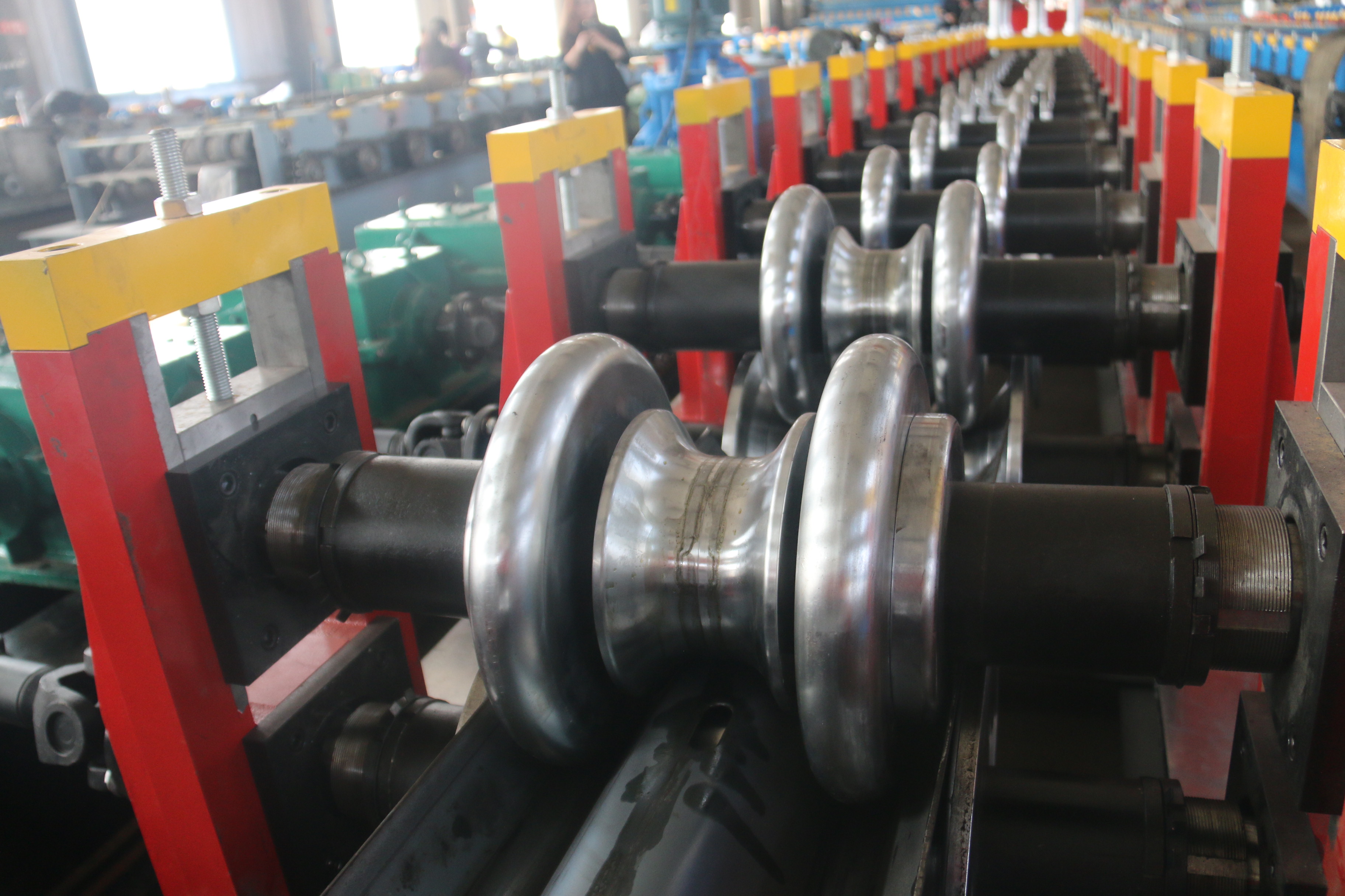 China 4mm Two Waves Highway Guardrail Barrier Roll Forming Machine