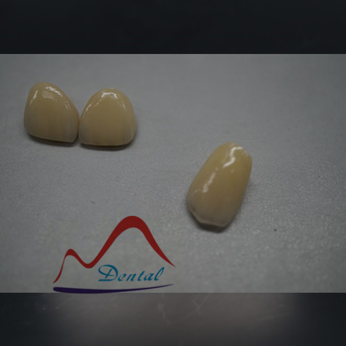 Biocompatibile dental zirconia Layered Crown