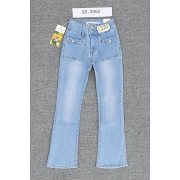 Jeans alla moda con taglio di stivale da ragazza