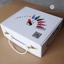กล่องจัดส่งสีขาวที่กำหนดเองทำจากมือจับ