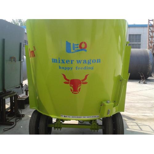 Vertical cow feeding mixer