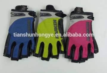 sports gloves , running gloves