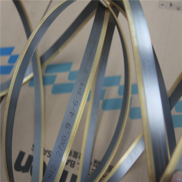 Vertical CNC band sawing machine with the band saw blade