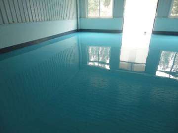 Solvent-free anticorrosive self-flowing flat paint