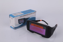 Solar auto dimming welding glasses to prevent dizziness